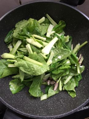 放入小青菜翻炒片刻。