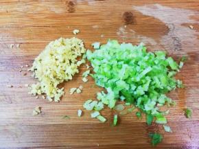 葱切碎，姜切末