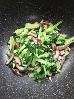 起锅前加入少许鸡精调味即可。