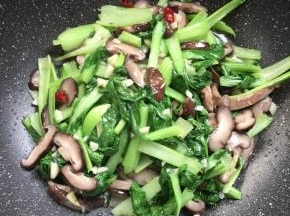 起锅前加入少许鸡精调味即可。