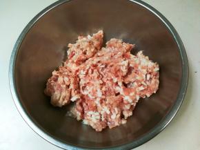 肉糜放入小盆