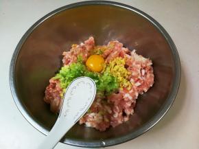 先一次放三勺清水顺时针搅拌至有粘性，这样重复四五次