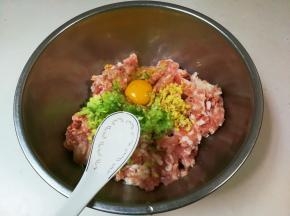 先一次放三勺清水顺时针搅拌至有粘性，这样重复四五次