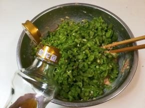 放入一勺麻油