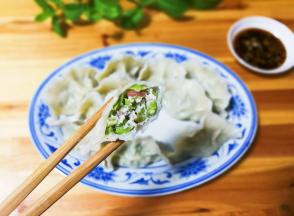 咬一口看到里面的红色的豆仁，这就是老豇豆