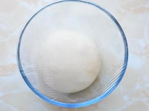 准备好中种部分材料，所有材料放入厨师机中（如果没有厨师机就用面包机，面包机也没有的，只能用手揉了），开启厨师机，揉至无干粉状态，加入黄油，揉至表面光滑，揉好的面团取出，放在干净的容器中进行发酵，大概10个小时左右，约2-3倍大，这个过程可以晚上做，第二天使用。