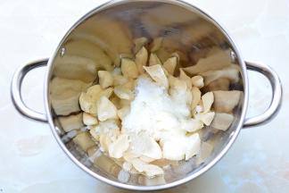 取出中种，用剪刀剪成小块，或是用手撕成小块，与主面团除黄油外原料一起，揉至扩展状态。再加入黄油，揉至可以轻松拉出手套膜。

揉好的面团取出，盖保鲜膜，室温下在松驰15分钟左右。