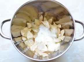 取出中种，用剪刀剪成小块，或是用手撕成小块，与主面团除黄油外原料一起，揉至扩展状态。再加入黄油，揉至可以轻松拉出手套膜。

揉好的面团取出，盖保鲜膜，室温下在松驰15分钟左右。