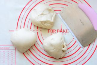 松驰好的面团，平均分成3个小面团，进行第二次松驰，大概15分钟。