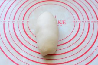 松弛好的面团，用手轻轻滚成长条状，利于进行擀卷。