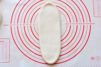 用擀面杖从中间上下擀开，成牛舌状。