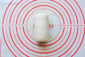 把擀好的面团翻面，自上而下卷起，不要卷太紧