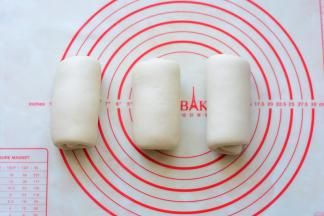 依次把三个面团全部卷好，松驰20分钟。