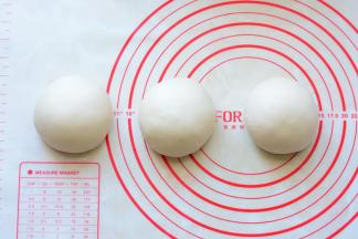 第二次松弛好的面团进行排气、滚圆。