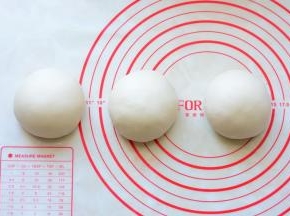 第二次松弛好的面团进行排气、滚圆。
