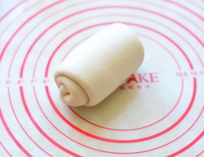 再次翻面，自上而下卷起，卷的时候，力度要轻，要均匀。