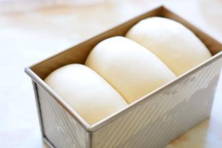 进行发酵，发至模具8-9成满均可。额，一个不小心，又发满了。