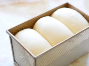 进行发酵，发至模具8-9成满均可。额，一个不小心，又发满了。