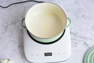 电磁炉开大火，锅里加入适量的油烧热