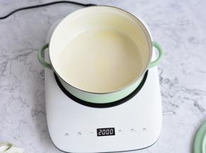 电磁炉开大火，锅里加入适量的油烧热