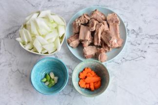 准备好所有材料，排骨放入沸水中氽烫后去血水，捞出，沥干水分，冬瓜去皮去瓤，洗净，切块，葱和胡萝卜改刀备用