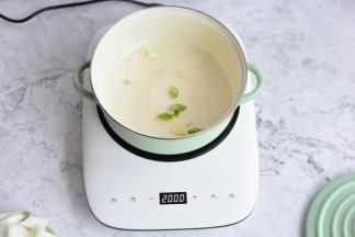 葱段放入锅内炒香