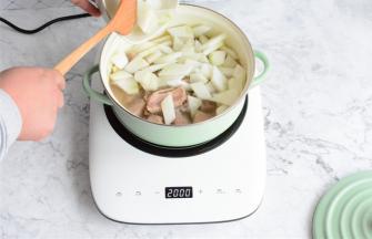 盖上盖子改小火煲二十分钟左右，加入冬瓜