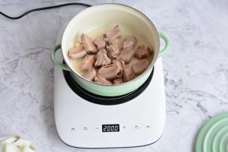 沥干水分的排骨放入到锅里翻炒