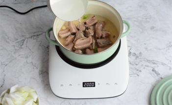 翻炒后的排骨加入适量的清水，如果喜欢喝汤就多放些水，反之就少放些水