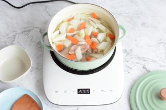 加入改好刀的胡萝卜，用大火继续煲