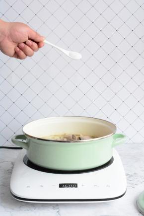 改成中火，加入适量的盐，