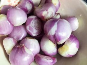 红葱头洗净备用。