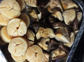 冬菇干贝提前一晚浸泡。