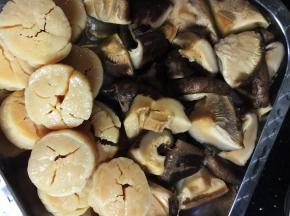 冬菇干贝提前一晚浸泡。