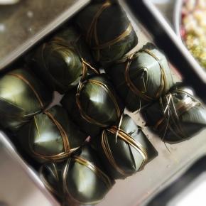 学到妈妈的手艺了。放入大锅，水要没过粽子。煮3小时。