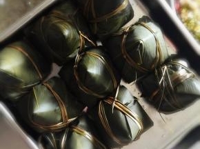 学到妈妈的手艺了。放入大锅，水要没过粽子。煮3小时。