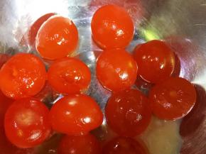 咸蛋取蛋黄备用，可喷少许酒去腥。