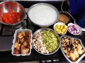所有材料准备好就可以动工啰。泡好的糯米加少许盐做低味。