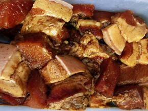 五花肉切块，用适量的蚝油、酱油、五香粉、糖提前一晚腌制。