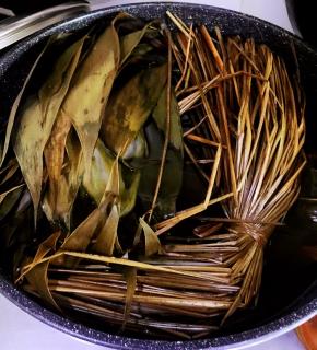 竹叶先泡在水里30分钟，然后用刷子逐片刷干净，两面都要认真刷。然后和绳子一起放入装满水的大锅里煮15分钟。使竹叶杀菌同时变得柔软有韧性。