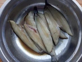 把冰鱼用料酒、柠檬汁（少许）和孜然粉腌10分钟。