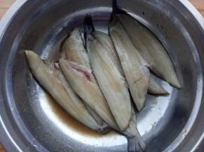 把冰鱼用料酒、柠檬汁（少许）和孜然粉腌10分钟。