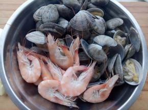 蚬子和虾也用水焯一下，捞出备用。