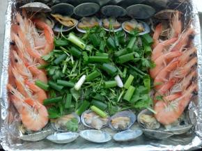 撒上小葱和香菜。