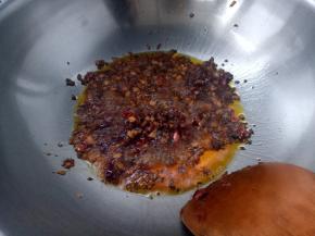 现在开始炒料，锅热放色拉油放蒜碎煸出香味，放郫县豆瓣酱炒出红油。