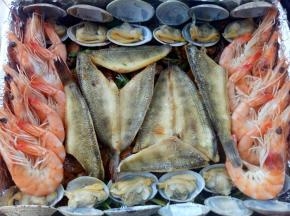 把炒好的料铺在烤盘中间（留三分之一淋面用），把之前烤好的冰鱼摆在上面。