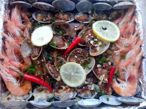 再把留下的三分之一炒料浇在冰鱼上，上面撒上小葱碎，孜然粉，杭椒，柠檬片，蒜碎。