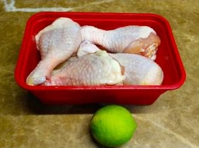 鸡或鸡腿用盐腌一晚，柠檬半个备用