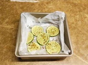 柠檬切片放在烤盘上，洒上盐、黑椒碎