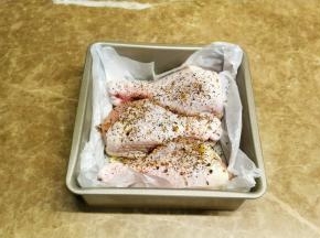 放入鸡或鸡腿，洒上盐、黑椒碎